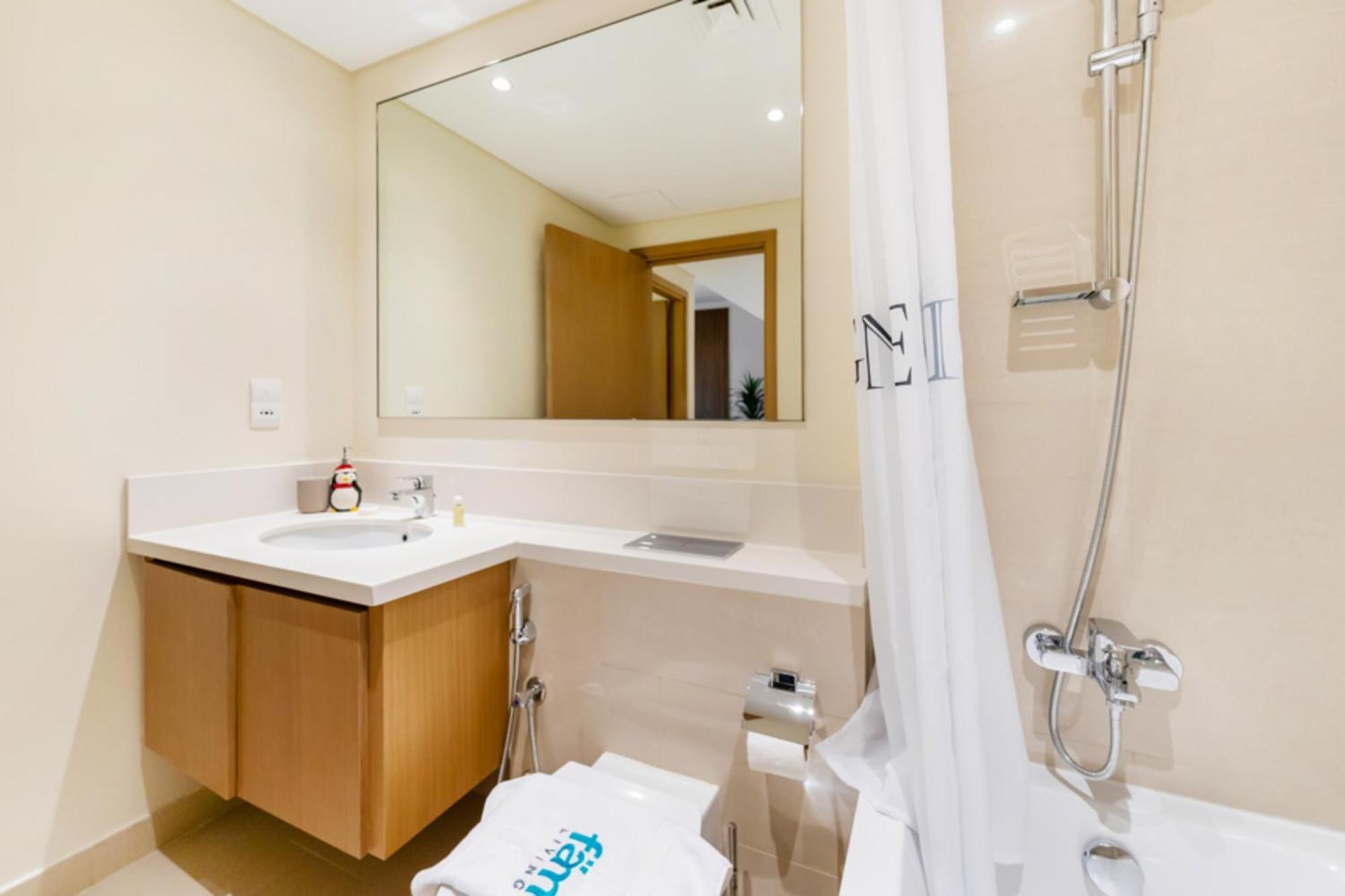 Fam Living - Harbour View 2,1 Bed, Partial Sea View